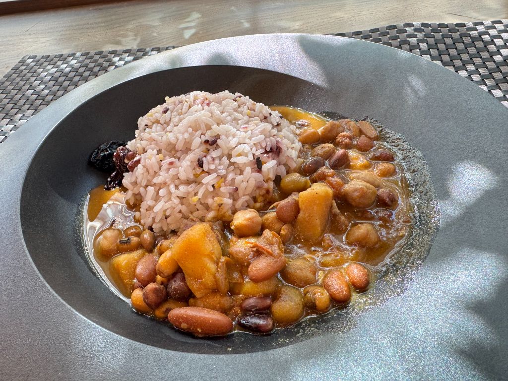 7種類の豆カレーと雑穀ライス